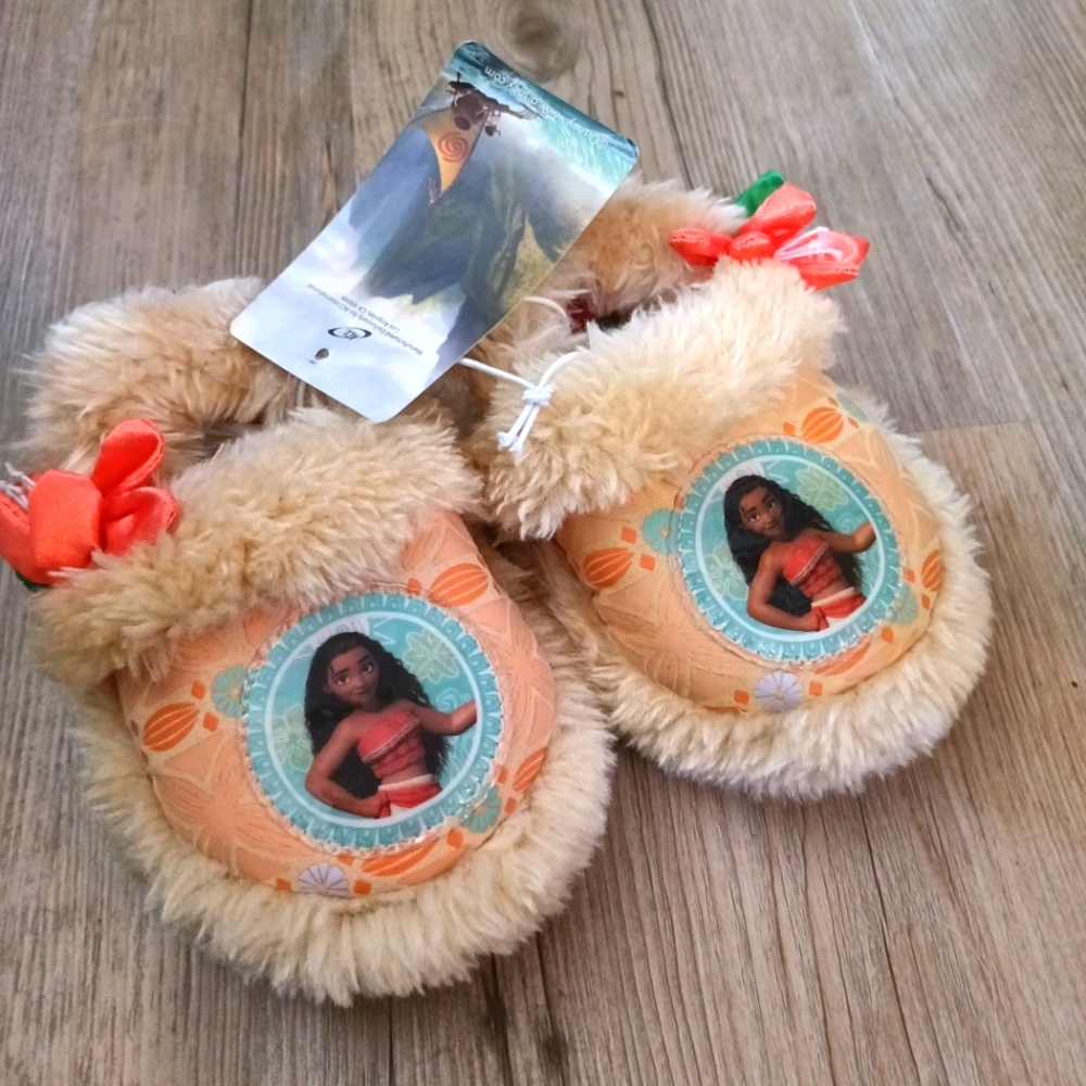 NWT Moana Slippers sz 5/6